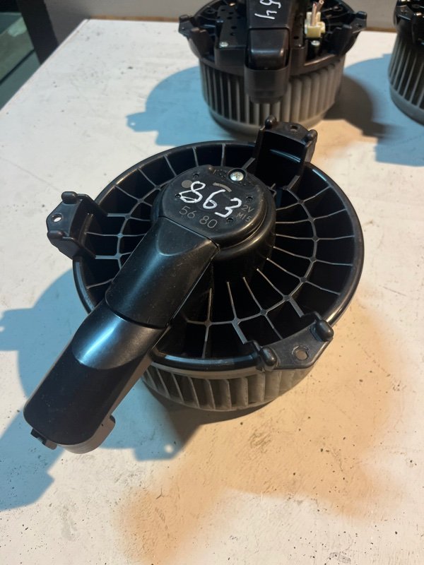 Мотор печки Nissan fuga KY51 VQ37VHR 2010 (б/у) Мотор печки Nissan fuga KY51 VQ37VHR 2010 (б/у)