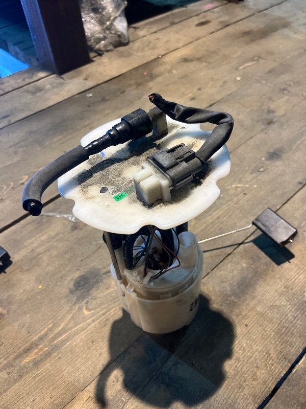 Топливный насос Nissan fuga KY51 VQ37VHR 2009 (б/у) Топливный насос Nissan fuga KY51 VQ37VHR 2009 (б/у)
