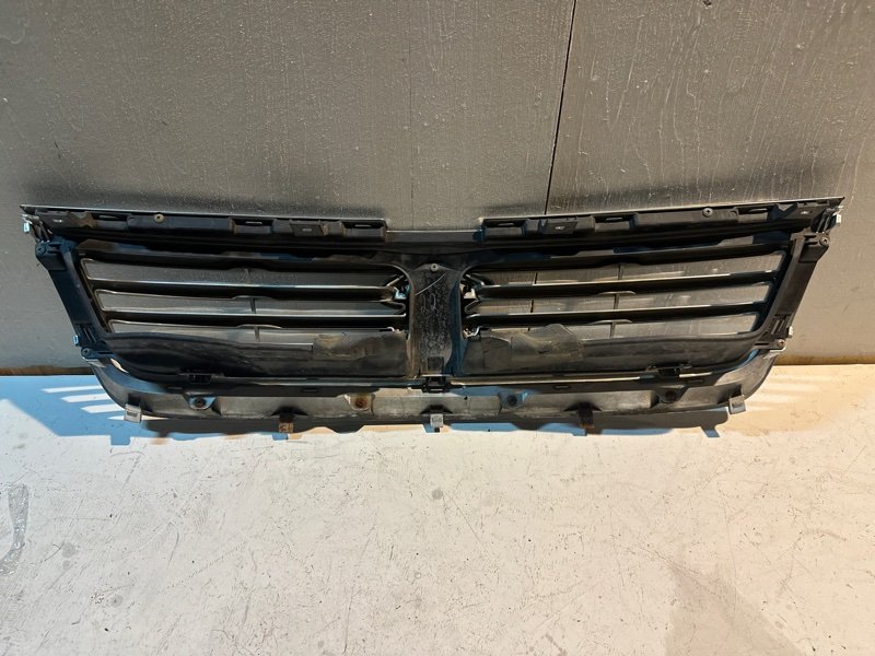 Решетка радиатора Suzuki Escudo TD54 J20A 2007 (б/у) Решетка радиатора Suzuki Escudo TD54 J20A 2007 (б/у)