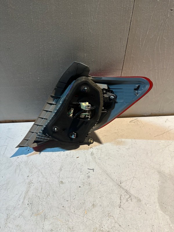 Стоп Toyota vitz KSP130 1KRFE 2011 задний левый (б/у) Стоп Toyota vitz KSP130 1KRFE 2011 задний левый (б/у)