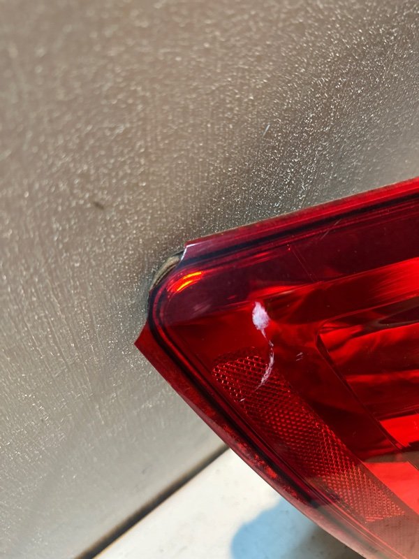 Стоп Suzuki Escudo TD54 J20A 2006 задний левый (б/у) Стоп Suzuki Escudo TD54 J20A 2006 задний левый (б/у)