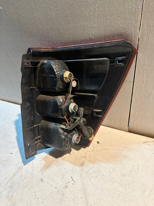 Стоп Suzuki Escudo TD54 J20A 2006 задний левый (б/у) Стоп Suzuki Escudo TD54 J20A 2006 задний левый (б/у)