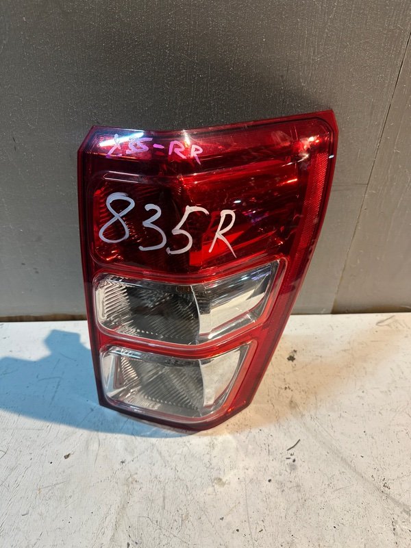 Стоп Suzuki Escudo TD54 J20A 2006 задний правый (б/у) Стоп Suzuki Escudo TD54 J20A 2006 задний правый (б/у)