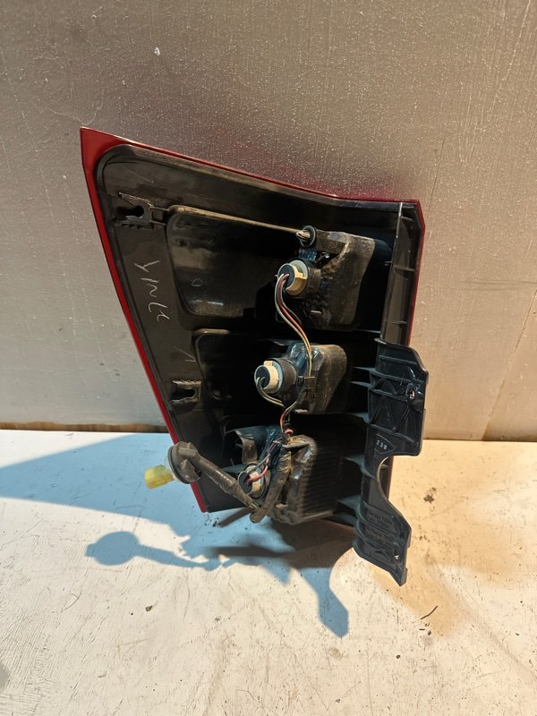 Стоп Suzuki Escudo TD54 J20A 2006 задний правый (б/у) Стоп Suzuki Escudo TD54 J20A 2006 задний правый (б/у)