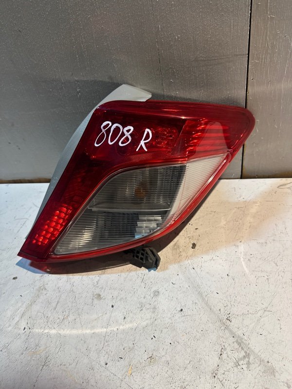 Стоп Toyota vitz KSP130 1KRFE 2011 задний правый (б/у) Стоп Toyota vitz KSP130 1KRFE 2011 задний правый (б/у)
