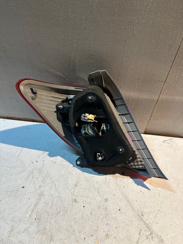 Стоп Toyota vitz KSP130 1KRFE 2011 задний правый (б/у) Стоп Toyota vitz KSP130 1KRFE 2011 задний правый (б/у)