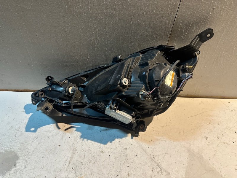 Фара Honda FIT SHUTTLE GP2 LDA-MF6 2011 передняя правая (б/у) Фара Honda FIT SHUTTLE GP2 LDA-MF6 2011 передняя правая (б/у)