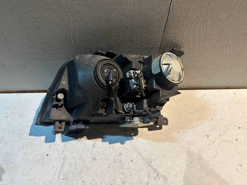 Фара Suzuki Escudo TD54 J20A 2006 передняя правая (б/у) Фара Suzuki Escudo TD54 J20A 2006 передняя правая (б/у)