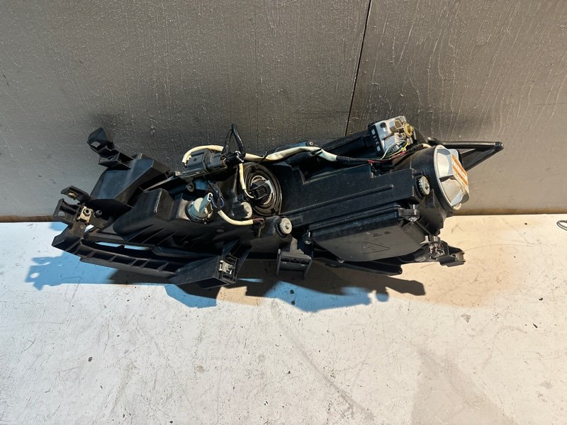 Фара Mazda atenza GH5FW L5VE 2009 передняя правая (б/у) Фара Mazda atenza GH5FW L5VE 2009 передняя правая (б/у)