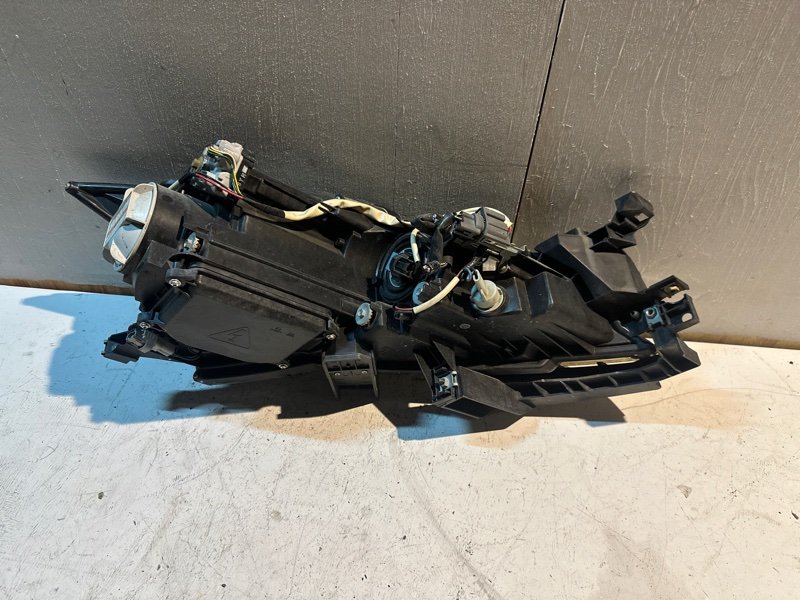 Фара Mazda atenza GH5FW L5VE 2009 передняя левая (б/у) Фара Mazda atenza GH5FW L5VE 2009 передняя левая (б/у)