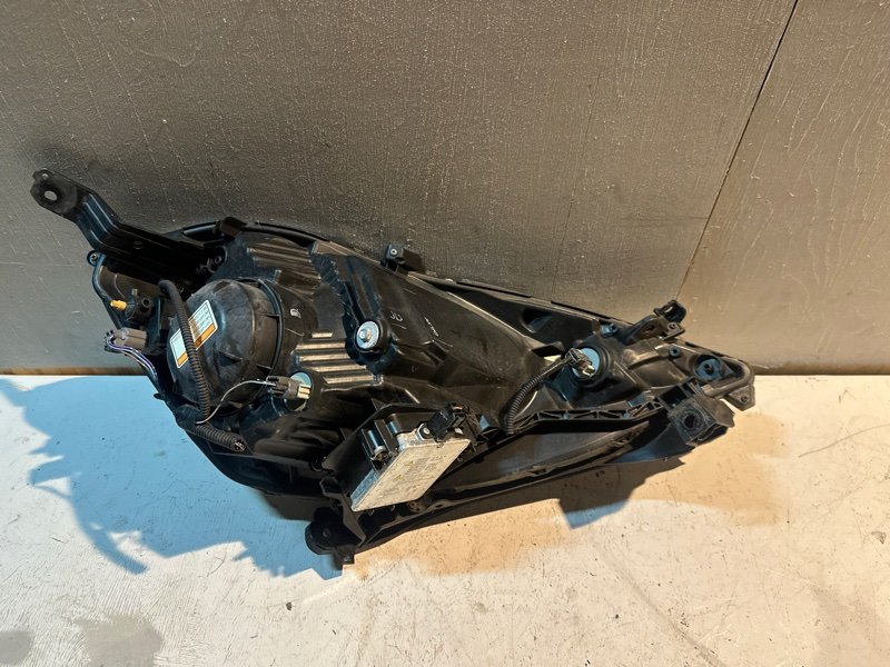 Фара Honda FIT SHUTTLE GP2 LDA-MF6 2011 передняя левая (б/у) Фара Honda FIT SHUTTLE GP2 LDA-MF6 2011 передняя левая (б/у)