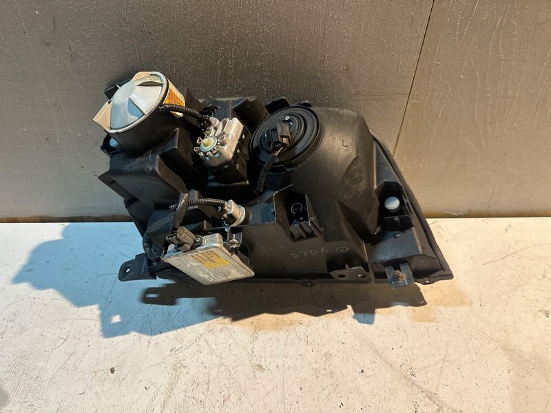 Фара Suzuki Escudo TD54 J20A 2006 передняя левая (б/у) Фара Suzuki Escudo TD54 J20A 2006 передняя левая (б/у)