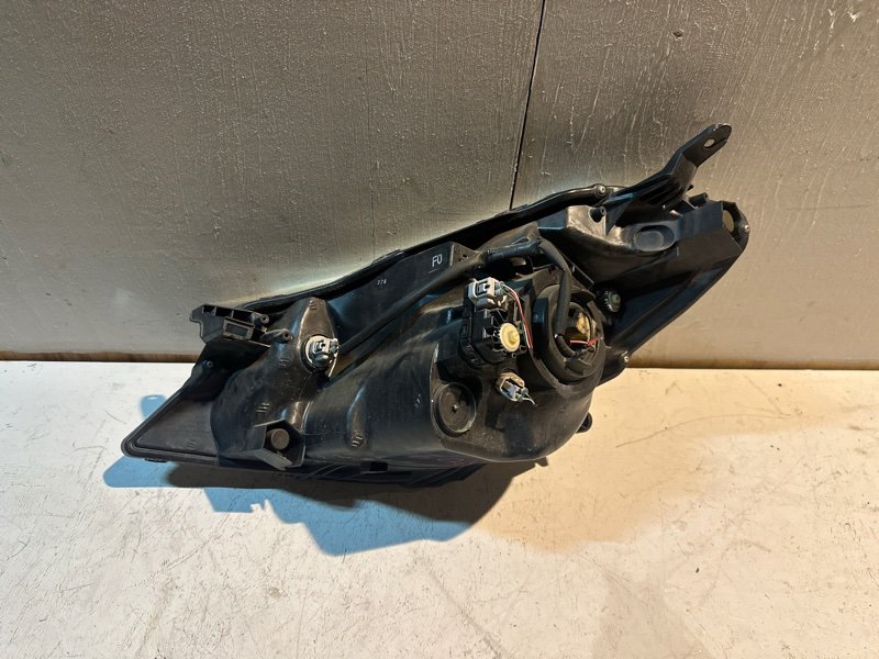 Фара Toyota vitz KSP130 1KRFE 2012 передняя правая (б/у) Фара Toyota vitz KSP130 1KRFE 2012 передняя правая (б/у)