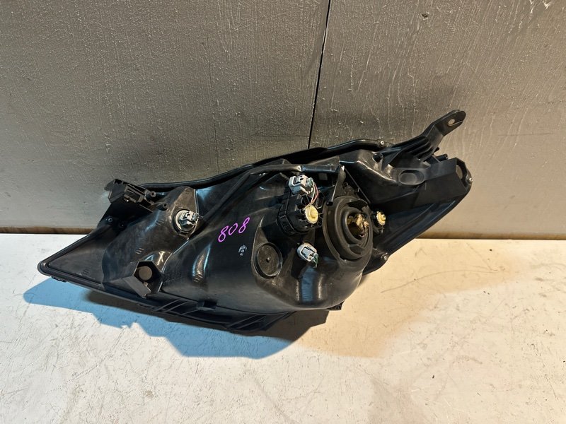 Фара Toyota vitz KSP130 1KRFE 2011 передняя правая (б/у) Фара Toyota vitz KSP130 1KRFE 2011 передняя правая (б/у)