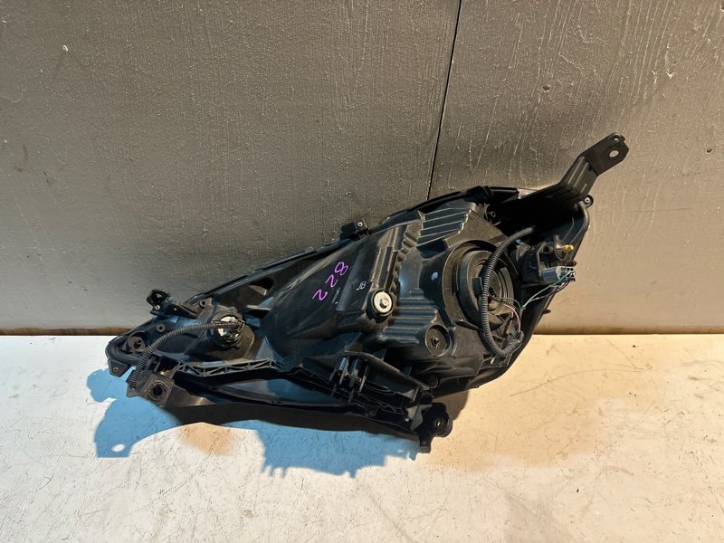 Фара Honda FIT SHUTTLE GP2 LDA-MF6 2012 передняя правая (б/у) Фара Honda FIT SHUTTLE GP2 LDA-MF6 2012 передняя правая (б/у)