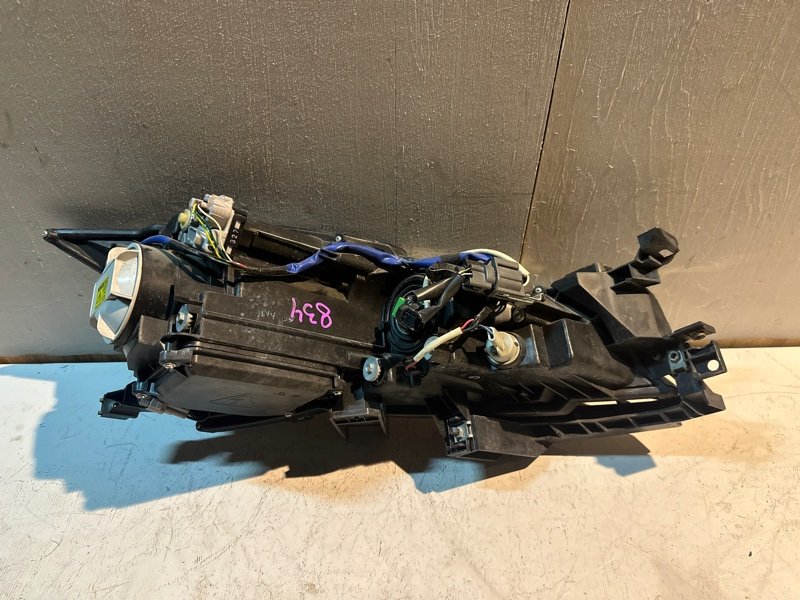 Фара Mazda atenza GH5FW L5VE 2009 передняя левая (б/у) Фара Mazda atenza GH5FW L5VE 2009 передняя левая (б/у)