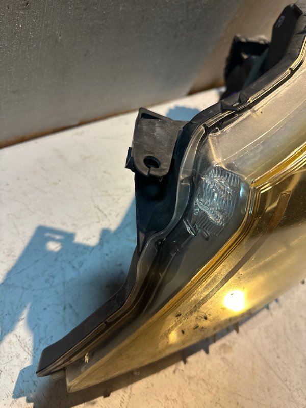 Фара Toyota vitz KSP130 1KRFE 2012 передняя левая (б/у) Фара Toyota vitz KSP130 1KRFE 2012 передняя левая (б/у)