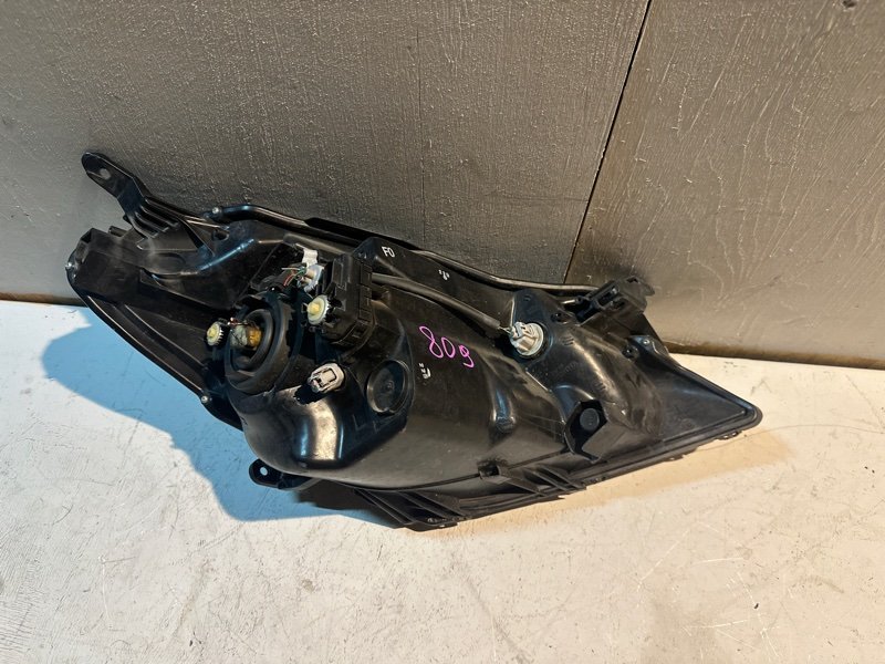 Фара Toyota vitz KSP130 1KRFE 2012 передняя левая (б/у) Фара Toyota vitz KSP130 1KRFE 2012 передняя левая (б/у)