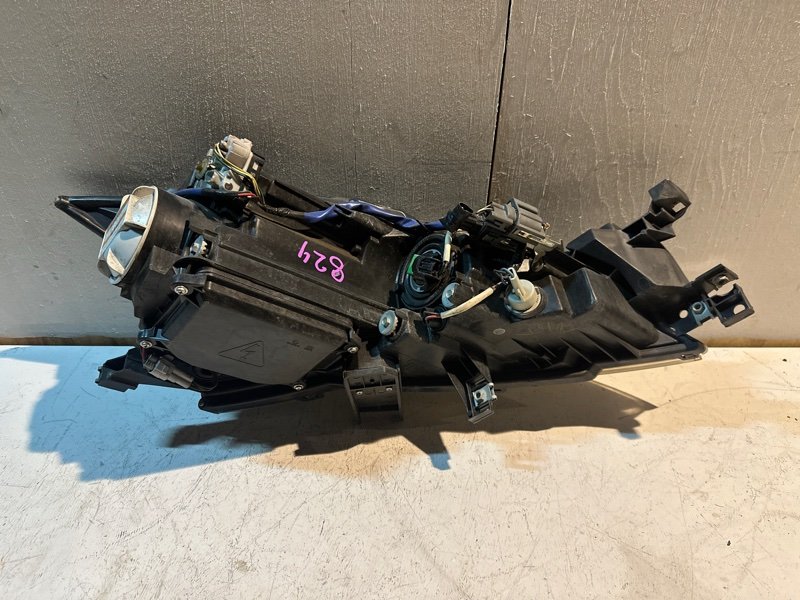 Фара Mazda atenza GH5FW L5VE 2009 передняя левая (б/у) Фара Mazda atenza GH5FW L5VE 2009 передняя левая (б/у)