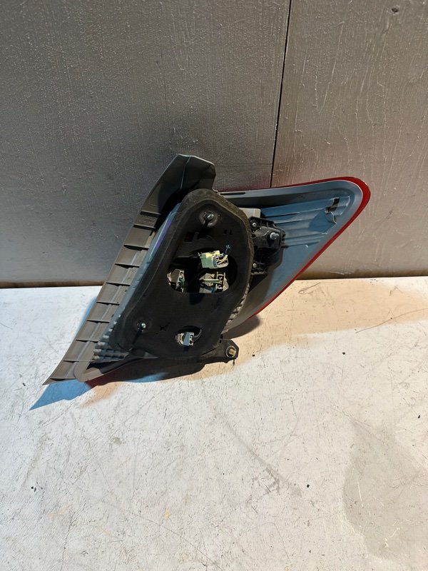 Стоп Toyota vitz KSP130 1KRFE 2012 задний левый (б/у) Стоп Toyota vitz KSP130 1KRFE 2012 задний левый (б/у)