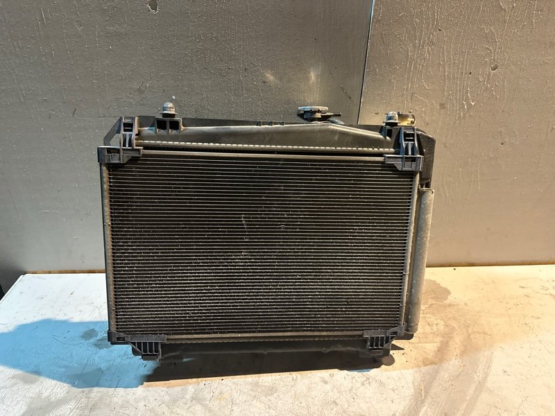 Радиатор основной Toyota vitz KSP130 1KRFE 2012 (б/у) Радиатор основной Toyota vitz KSP130 1KRFE 2012 (б/у)