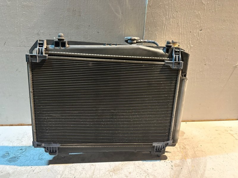 Радиатор основной Toyota vitz KSP130 1KRFE 2012 (б/у) Радиатор основной Toyota vitz KSP130 1KRFE 2012 (б/у)