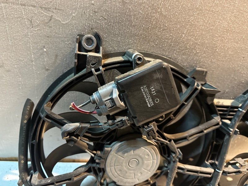 Вентилятор радиатора Nissan fuga KY51 VQ37HR 2011 (б/у) Вентилятор радиатора Nissan fuga KY51 VQ37HR 2011 (б/у)