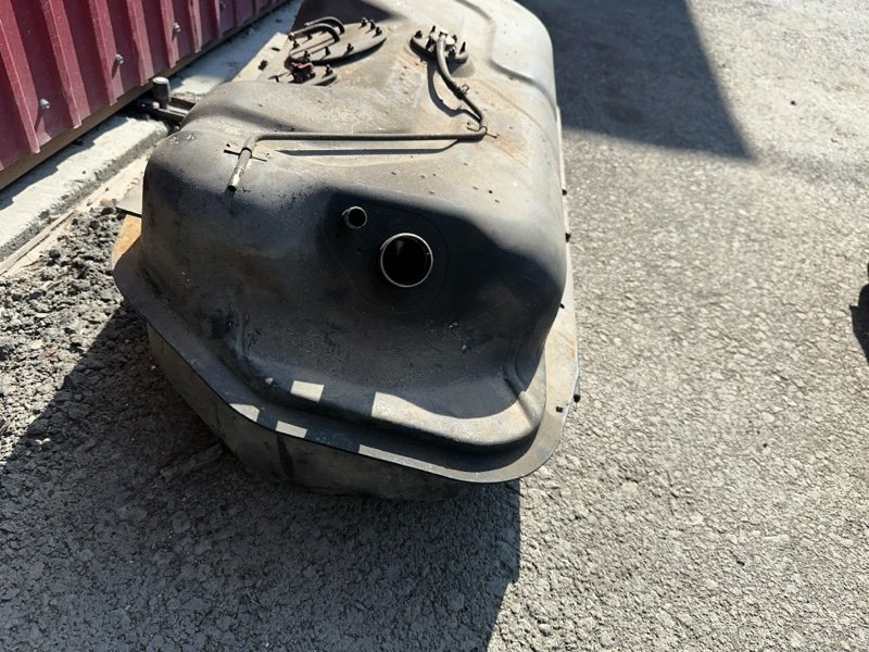 Бак топливный Mitsubishi PAJERO V26WG 4M40 1997 (б/у) Бак топливный Mitsubishi PAJERO V26WG 4M40 1997 (б/у)