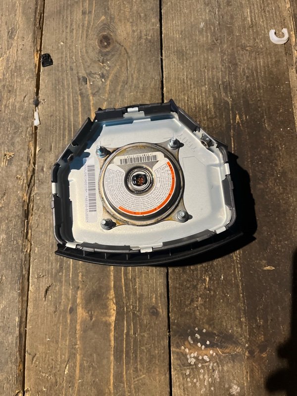 Airbag водительский Suzuki Escudo TD54 J20A 2007 (б/у) Airbag водительский Suzuki Escudo TD54 J20A 2007 (б/у)