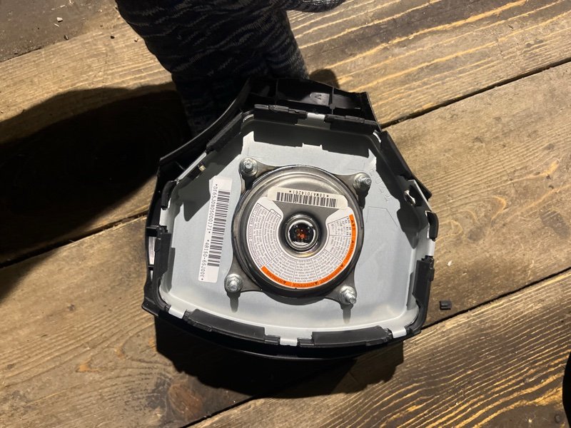 Airbag водительский Suzuki Escudo TD54 J20A 2007 (б/у) Airbag водительский Suzuki Escudo TD54 J20A 2007 (б/у)