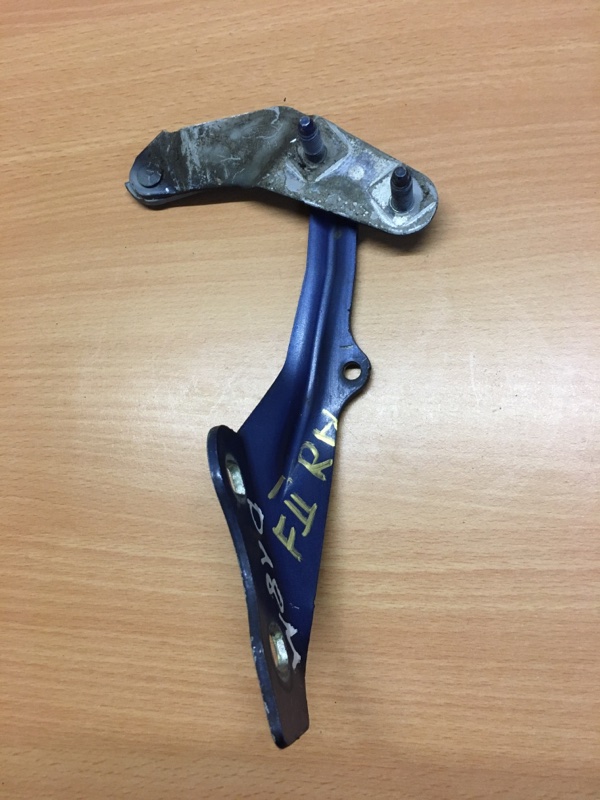 Запчасть петля капота передняя правая Ford Focus 2008 CB4 CHBA 1595455 контрактная Петля капота передняя правая Ford Focus 2008 CB4 CHBA 1595455 контрактная