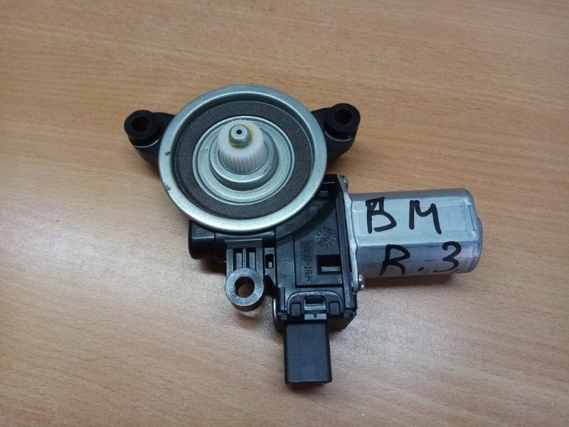 Запчасть моторчик стеклоподъемника задний правый Mazda 3 2013 BM Z6 контрактная Моторчик стеклоподъемника задний правый Mazda 3 2013 BM Z6 контрактная