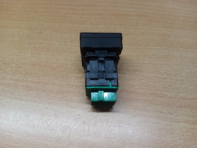 Кнопка сигнала Citroen C4 3-ДВЕРНЫЙ 1.6 i 16v 110 (TU5JP4) Кнопка сигнала Citroen C4 3-ДВЕРНЫЙ 1.6 i 16v 110 (TU5JP4)