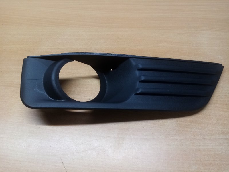 Запчасть накладка птф передняя правая Ford Focus 2004 CB4 HWDA 930095DCR новая Накладка ПТФ передняя правая Ford Focus 2004 CB4 HWDA 930095DCR новая