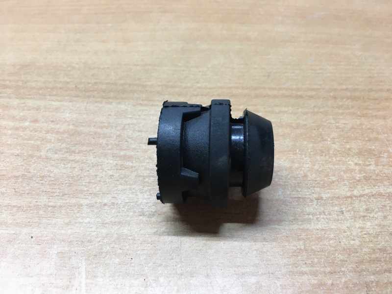 Запчасть подушка радиатора Ford Focus 2004-2019 CB8 BSG30700428 новая Подушка радиатора Ford Focus 2004-2019 CB8 BSG30700428 новая