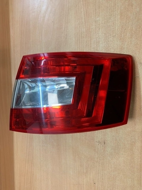 Фонарь задний правый Skoda Octavia A7