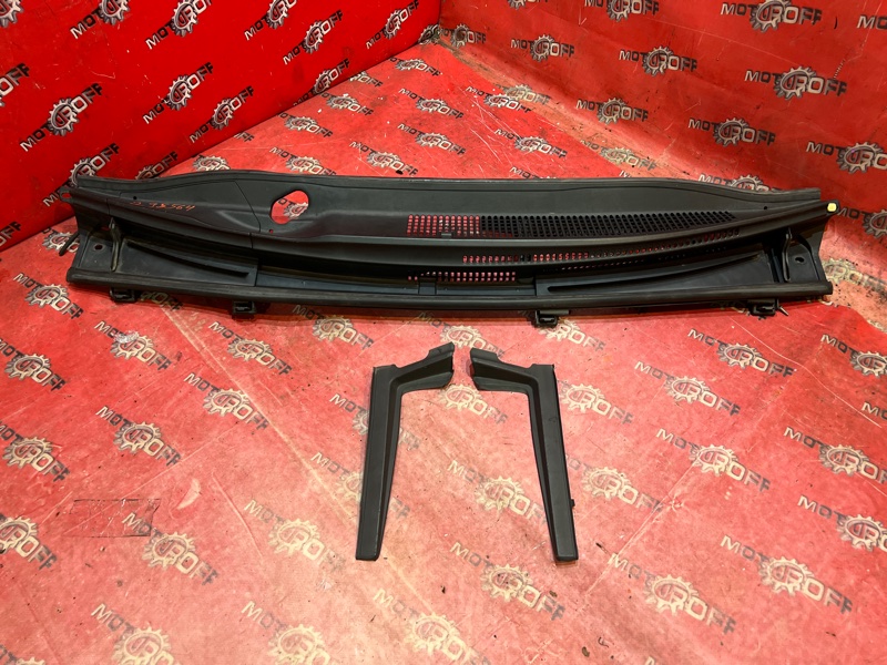 Решетка под лобовое стекло Toyota Ractis NCP120 1NZ-FE 2010 (б/у)
