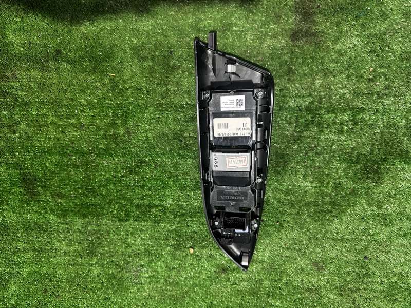 Блок управления стеклами передний правый Honda Shuttle GP7 LEB Блок управления стеклами передний правый Honda Shuttle GP7 LEB
