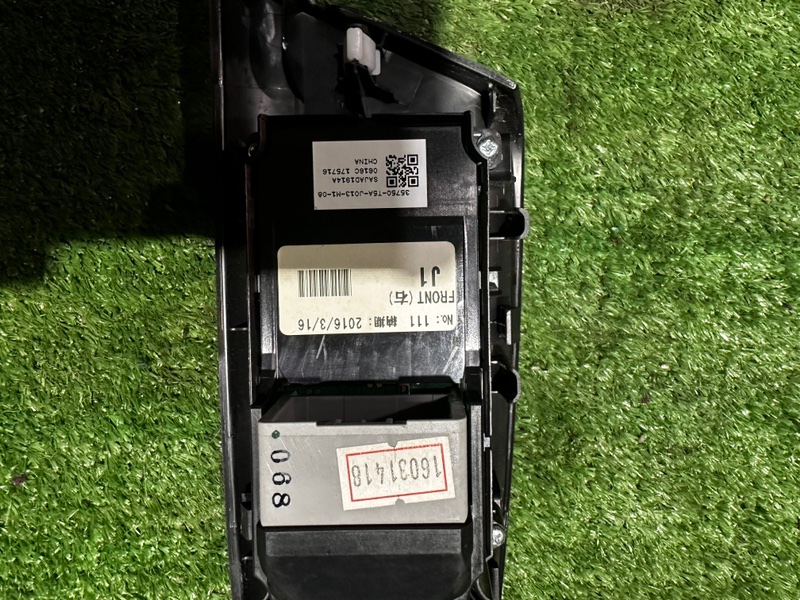 Блок управления стеклами передний правый Shuttle 2016(0107) GP7 LEB Блок управления стеклами передний правый Shuttle 2016(0107) GP7 LEB