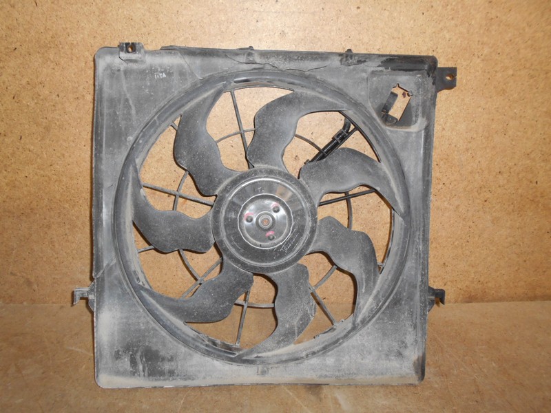 Диффузор радиатора охлаждения - в сборе Hyundai Santa-Fe (2012-2019)
