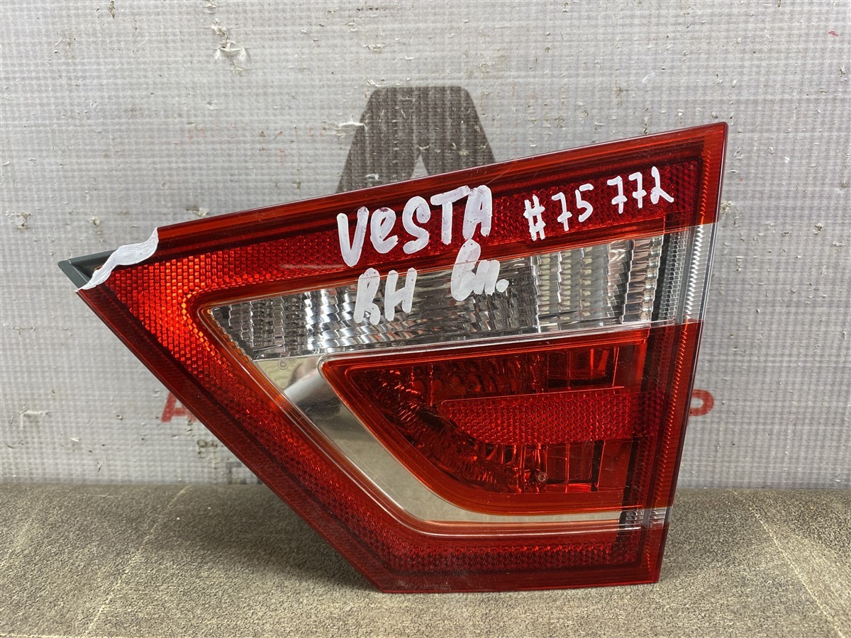 Фонарь правый - вставка в дверь / крышку багажника Lada Vesta