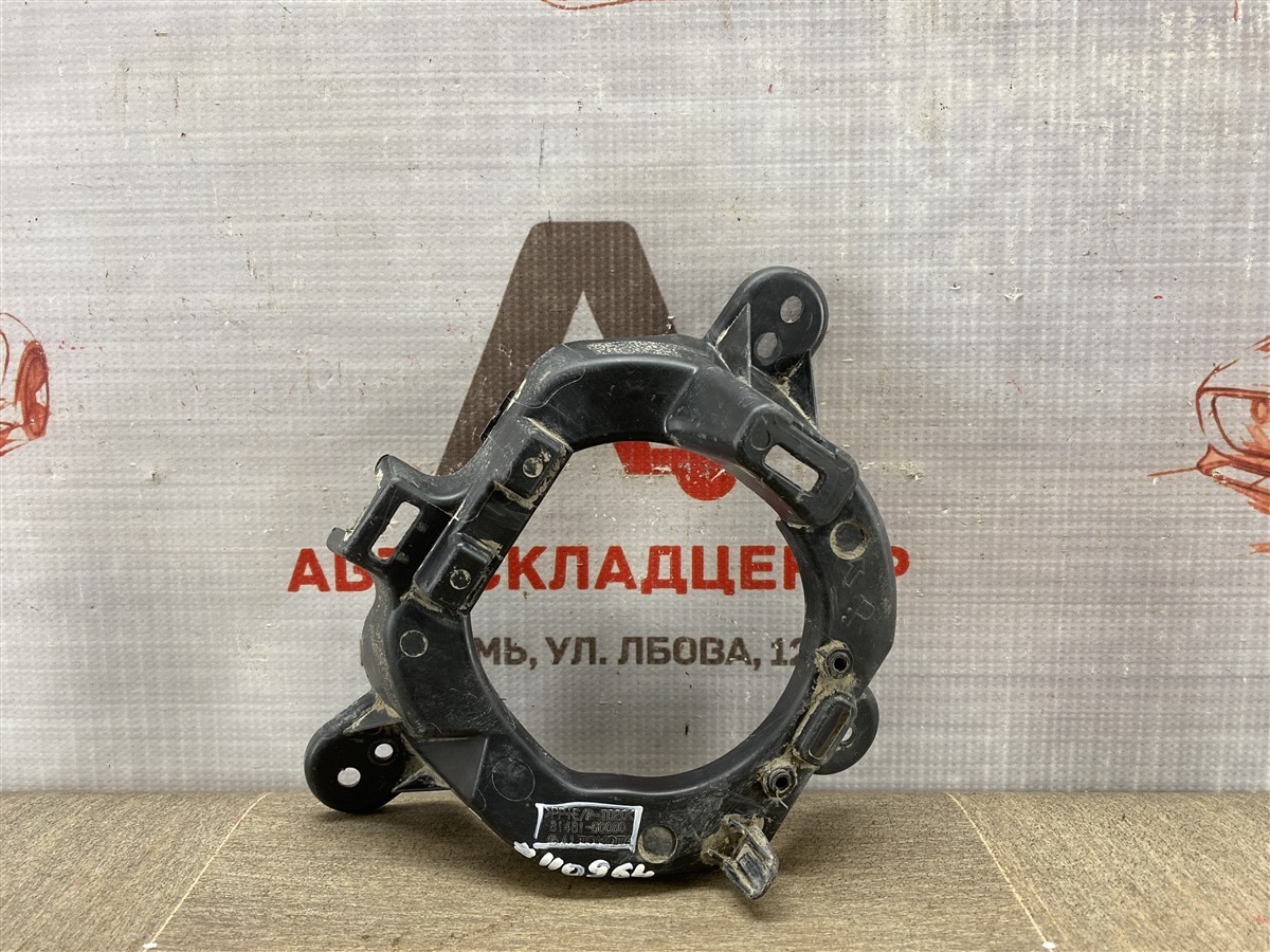 Накладка противотуманной фары - молдинг Toyota Land Cruiser 200 (2007-Н.в.) 2015 правая