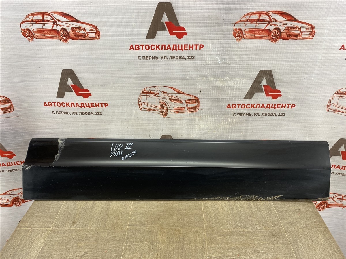 Накладка двери передней правой VOLKSWAGEN TOUAREG (2018 - н.в.) (б/у)
