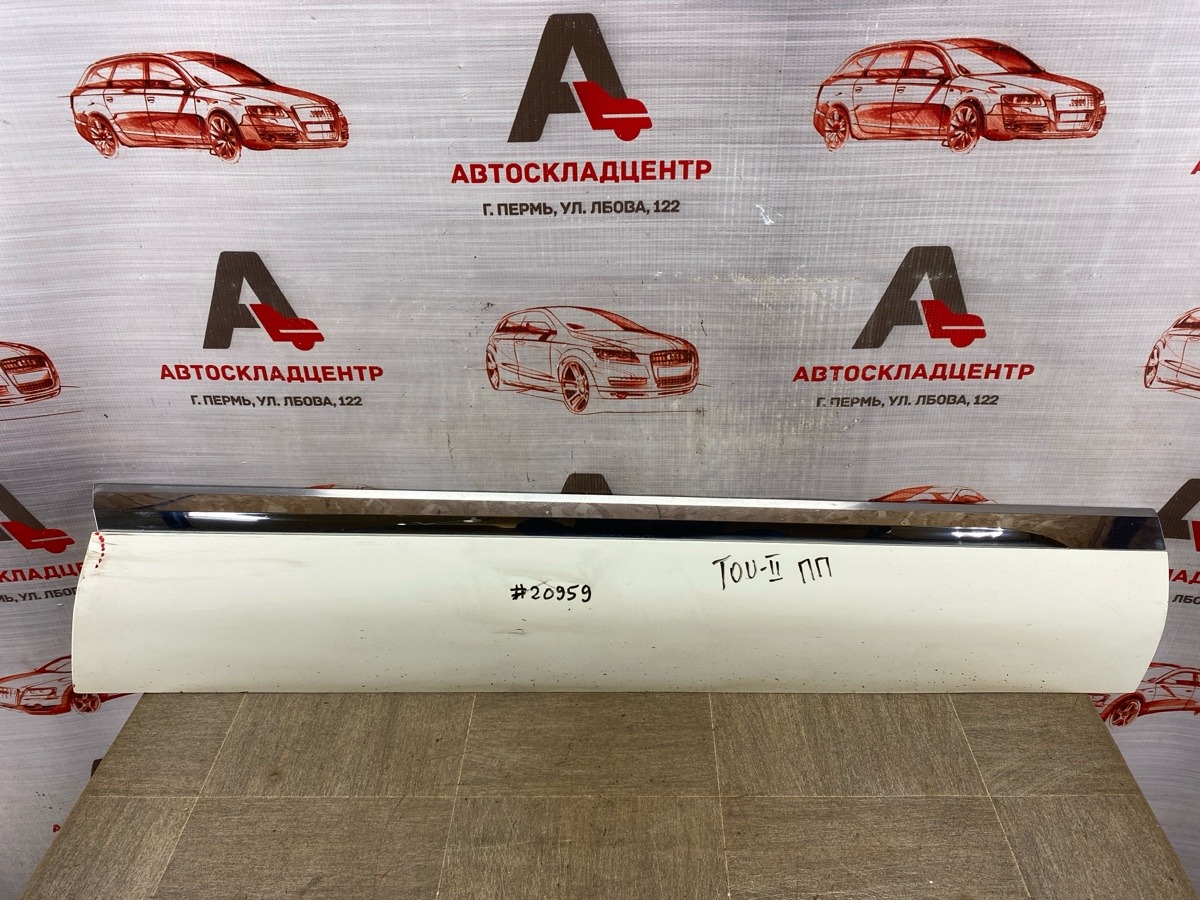 Накладка двери передней правой VOLKSWAGEN TOUAREG (2010 - 2018) (б/у)