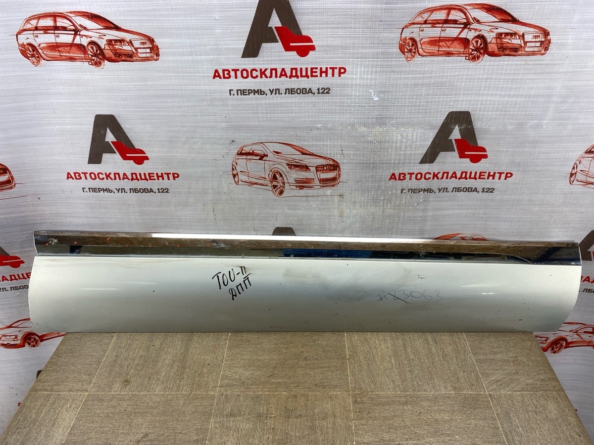 Накладка двери передней правой VOLKSWAGEN TOUAREG (2010 - 2018) (б/у)