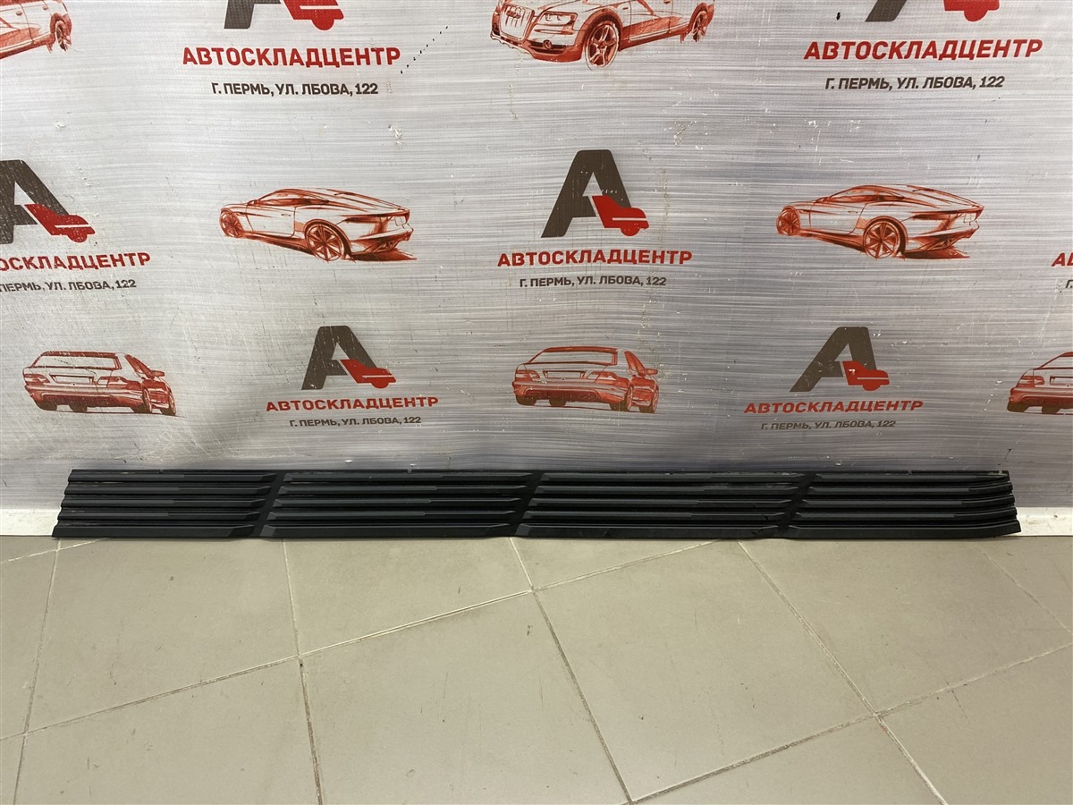 Подножка кузова - накладка LEXUS LX -series 2021-н.в. правая (б/у)