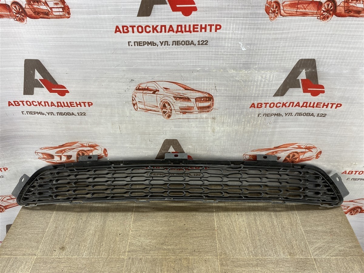 Решетка бампера переднего KIA SORENTO (2009-н.в.) 2012 (б/у)