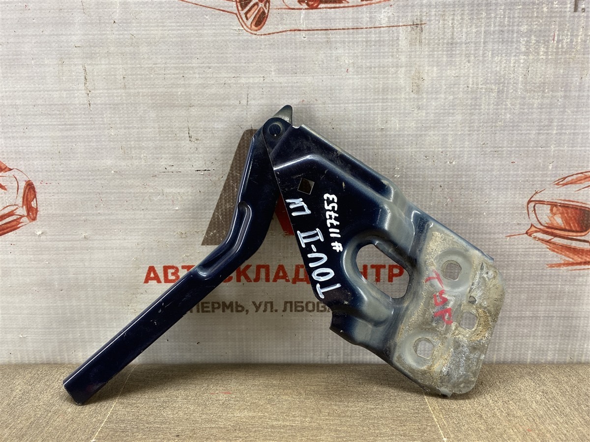 Петля капота VOLKSWAGEN TOUAREG (2010 - 2018) левая (б/у)