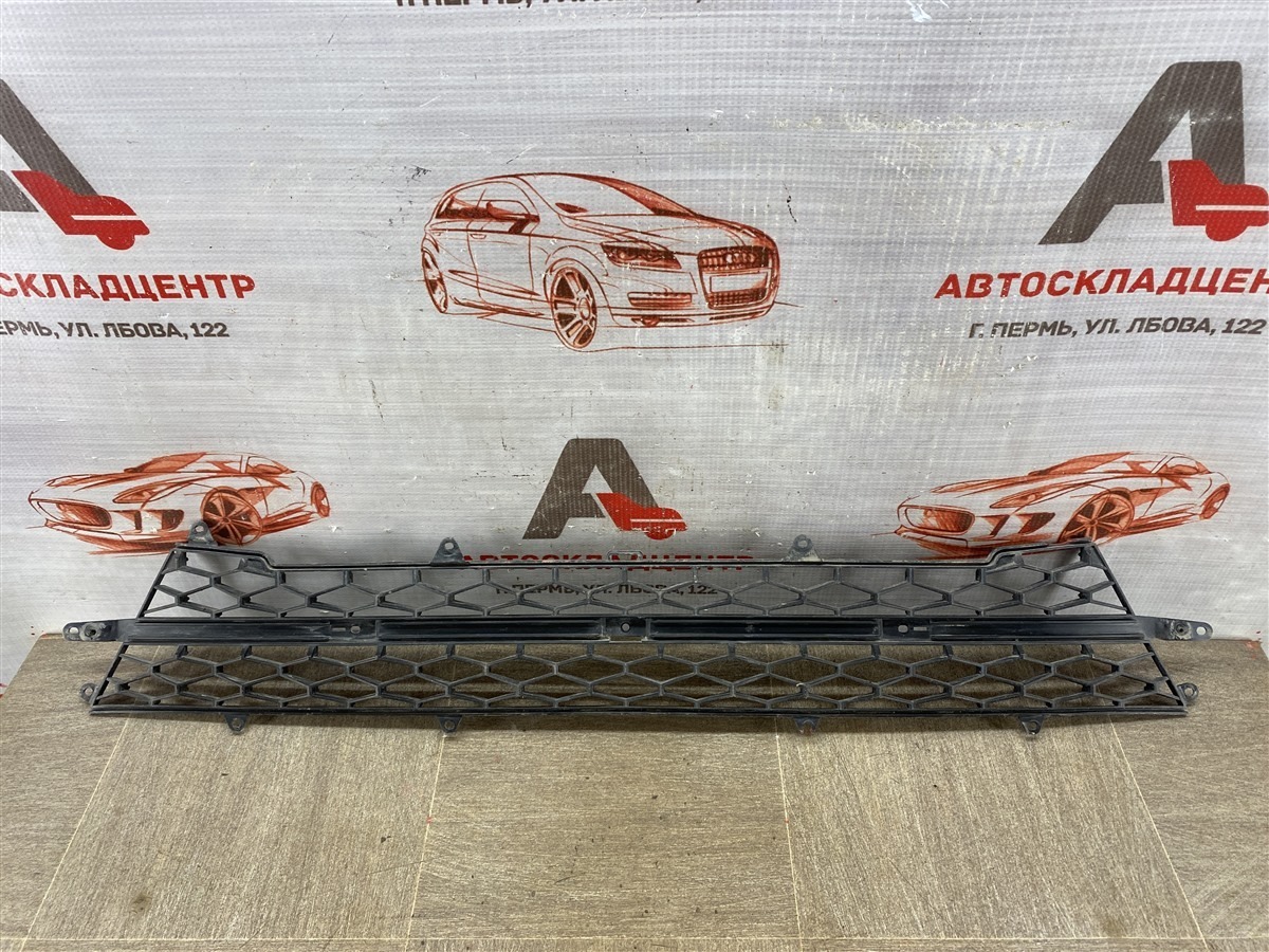 Решетка бампера переднего LADA VESTA 2015 (б/у)