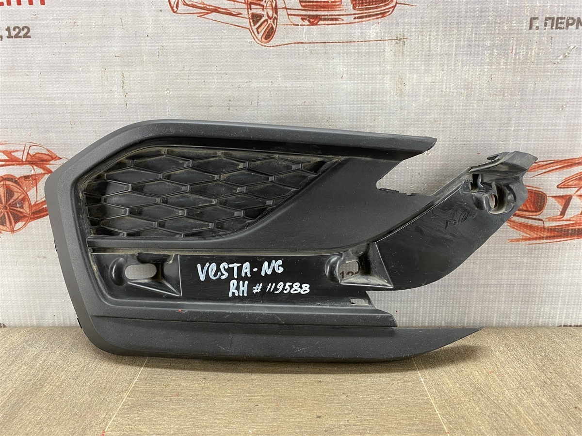 Решетка бампера переднего LADA VESTA 2022 правая (б/у)